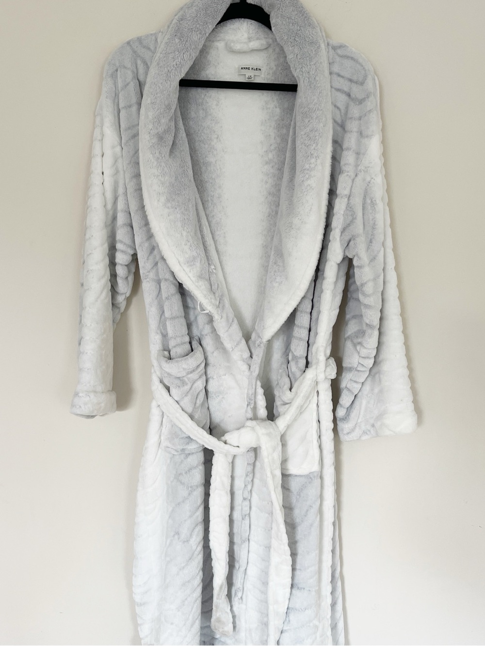 Anne Klein Plush Robe S/M Gray White Cozy Animal Print Textured Unique
